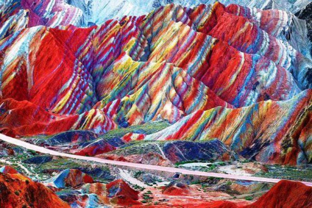 کوه‌های رنگین آلاداغ لار
کوه‌های رنگین آلاداغ لار همچون افسون طبیعت در میان این جاده بوده و رنگین کمانی از رنگ‌ها را به تماشای مسافران می‌گذارد. این کوه‌ها 70 کیلومتر مربع وسعت داشته و امتداد آن از زنجان تا میانه است. در هر زمان از سال که به این جاده بروید جلوه متفاوتی از این کوه‌های رنگین را دیده و هر بار بیشتر از قبل شگفته زده می‌شوید.