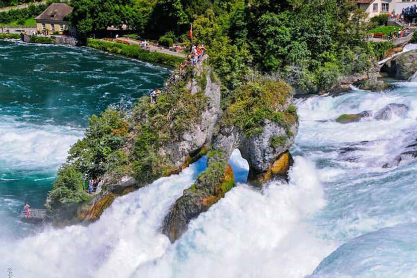 آبشار راین
آبشار راین: آبشار راین هم یکی دیگر از جاهای دیدنی کرمان که در دامنه شرقی هزار، زیبایی این کوه را دوچندان کرده‌است. آبشار راین یا زر رود هم حدودا در ۱۷ کیلومتری ارگ راین به‌چشم می‌خورد.