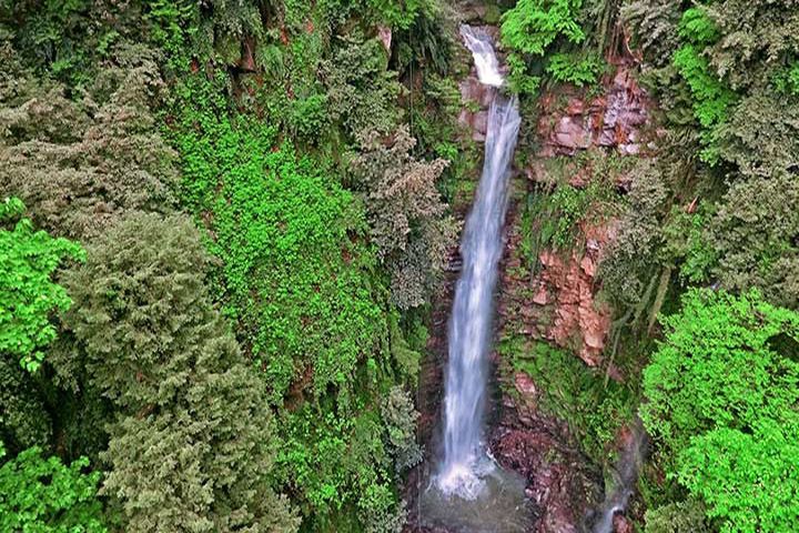 آبشار گزو
آبشاری با ارتفاع ۴۸ متر در منطقه‌ی سبز و جنگلی لفور به نام گزو در کنار امامزاده‌ای به نام سه بزرگوار گزو وجود دارد