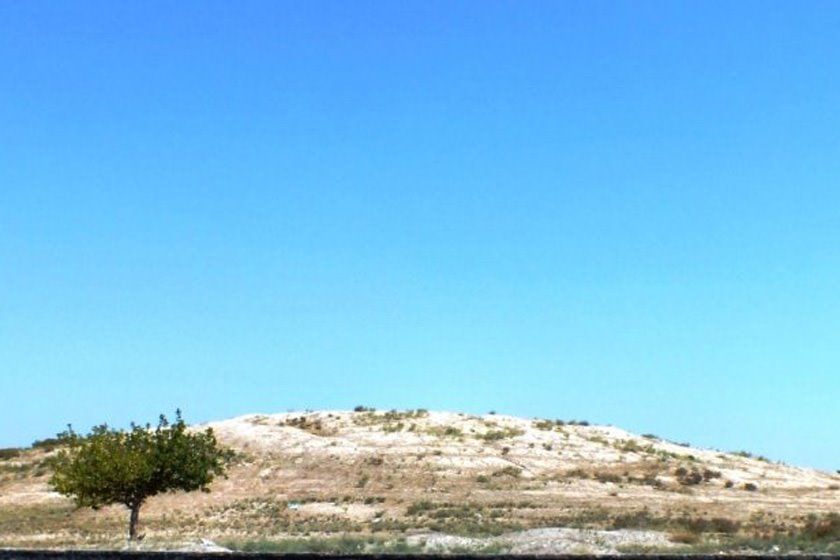 آق تپه
تپه‌ای باستانی در کرج که قدمت آن به حدود 4 هزار سال پیش از میلاد می‌رسد. این تپه سفید رنگ در جنوب غربی کرج و در منطقه مهرشهر قرار دارد که دیدنش خالی از لطف نیست. 