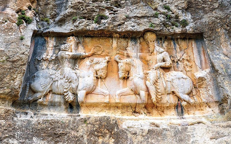 حجاری و نقش برجسته‌ها-
معرفی شهر باستانی بیشاپورمعرفی شهر باستانی بیشاپور
 صخره‌های بزرگی حجاری شده که در مجاورت رودخانه شاهپور