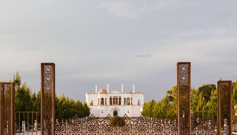 معماری سبک اروپایی
باغ فتح آباد دارای سبک اروپایی- ایرانی است 