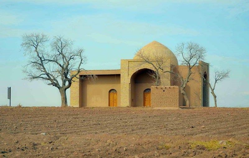 مقبره شیخ آذری
یکی دیگر از آثار باستانی این شهر مقبره شیخ آذری شاعر مشهور قرن ۸
