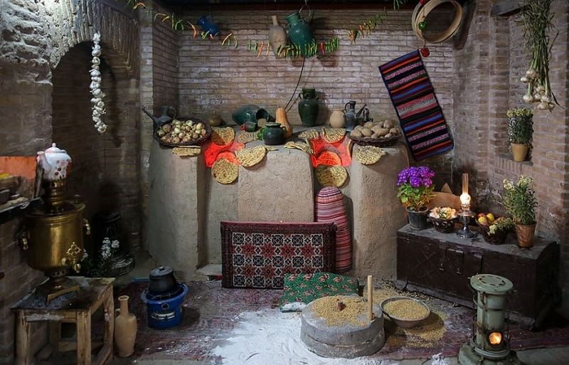 نانوایی خانه داروغه مشهد 
علاوه بر این قسمتی از خانه هم تبدیل به یک عکاسخانه سنتی شده است. شما می‌توانید لباس‌های محلی اطراف مشهد را در همان‌ جا اجاره کنید و از این بازدید خاطره انگیز عکسی به یادگار ثبت کنید؛ آن هم با لباس محلی خراسانی.