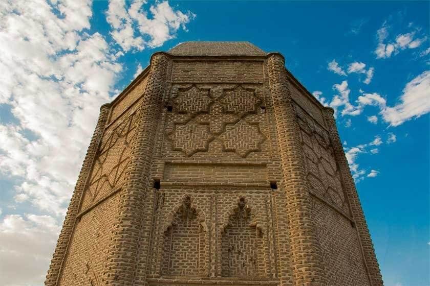 نمای زیبا از برج شیخ شبلی
برج شیخ شبلی در مرکز شهر دماوند در استان تهران و در میان دو محله قدیمی این شهر به نام‌های «قاضی» و «فرامه» قرار دارد.