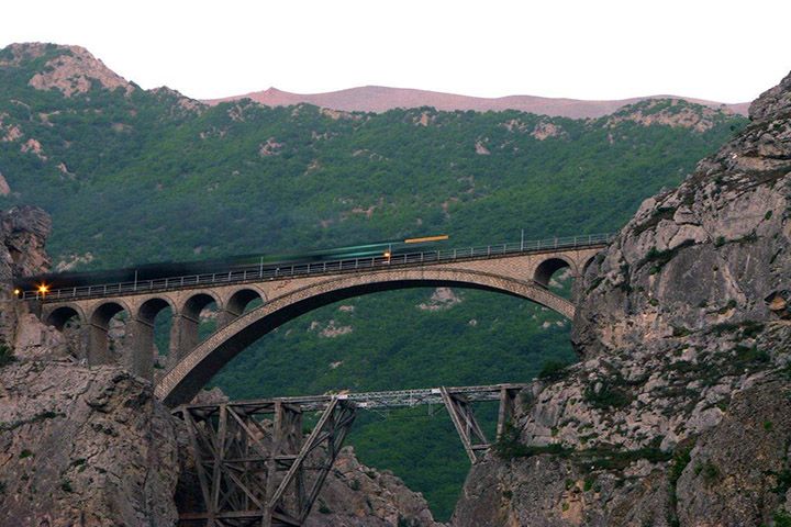 پل ورسک
یکی از بزرگ‌ترین پل‌های راه‌آهن سراسری ایران پل ورسک است که در جاهای دیدنی سوادکوه می‌توان آن را دید