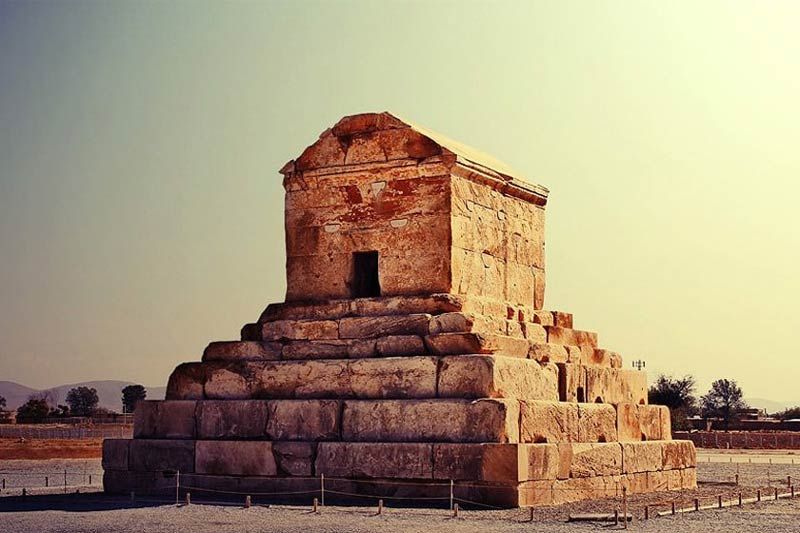 آرامگاه کوروش
آرامگاه کوروش در مجموعه‌ی تاریخی پاسارگاد
