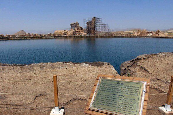 دریاچه گنج تخت سلیمان 
خسرو پرویز پادشاه ساسانی نیز همواره با پادشاه روم در جنگ بود
