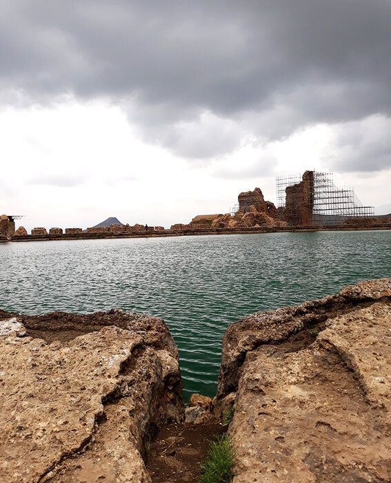 دریاچه گنج تخت سلیمان
دریاچه گنج تخت سلیمان در مرکز محوطه باستانی