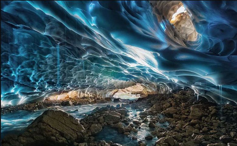 غار یخی چخما
کوهرنگ که در همه فصول دوست‌داران و علاقه‌مندان به طبیعت را به سمت خود جذب می‌کند می‌توان به موارد زیر اشاره کرد: