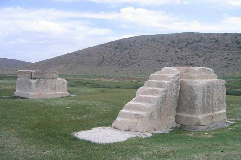 محوطه مقدس پاسارگاد
محوطه‌ای باستانی در فاصله‌ای حدود ۱۲۰۰ متری