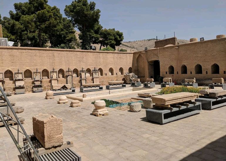 عمارت باغ هفت تنان
همانطور که در بالای مقاله گفته شد، موزه سنگ هفت تنان شیراز
