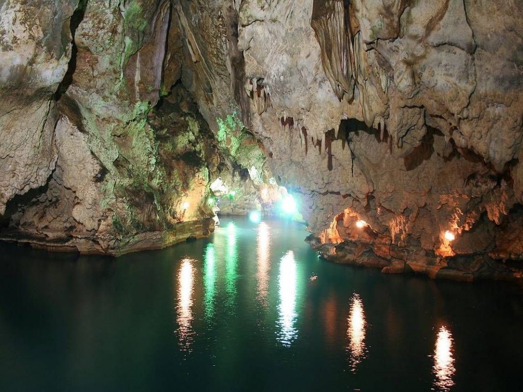 غار سهولان
سهولان، یکی از معروف‌ترین غارهای آبی ایران