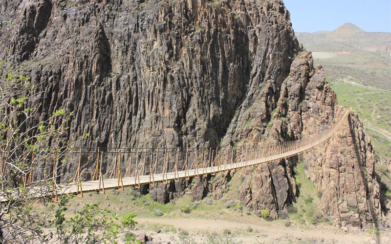 نمای زیبا از پل معلق
ارتفاع قله‌ آق‌داغ به ۳,۳۰۳ متر می‌رسد