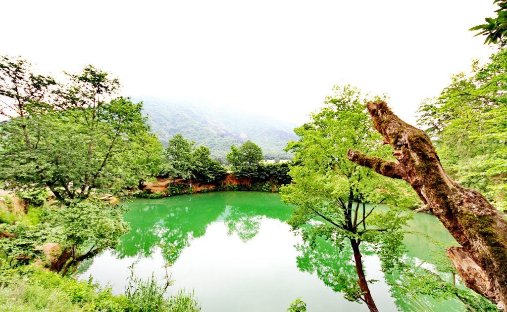 استخر طبیعی
آب دریاچه گل رامیان بسیار شفاف و زلال است