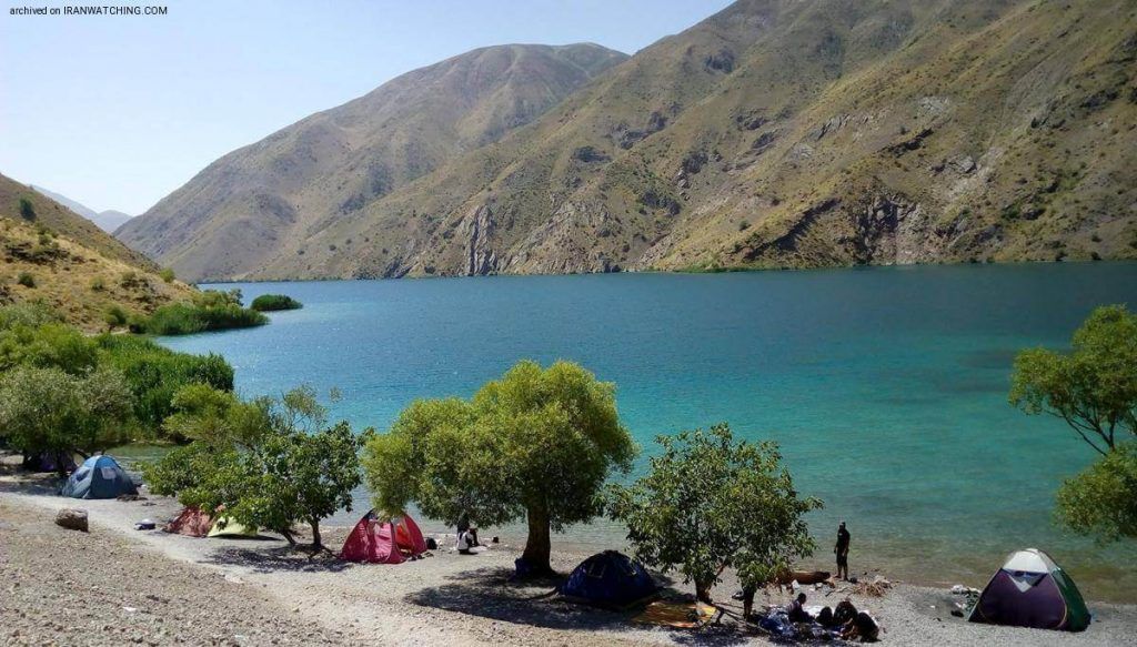 اقامت دریاچه
  برای اقامت در نزدیکی دریاچه گزینه‌ای جز کمپ کردن و چادر زدن