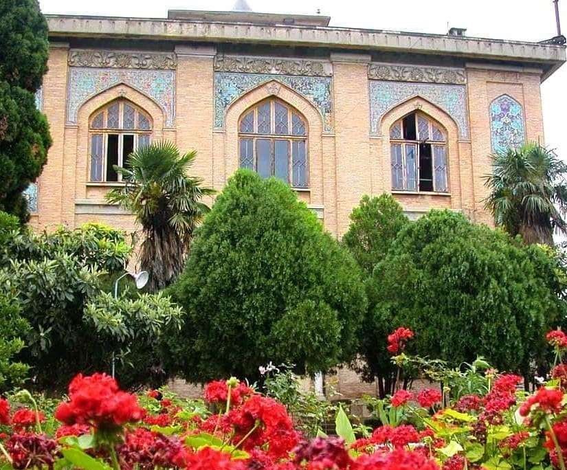 کاخ صفی آباد در میان باغی زیبا به صورت بنایی مربع شکل 
