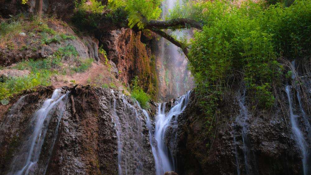 ما در آژانس گردشگری رستاک، مشتاقانه منتظر سفری خاطره‌انگیز با شما به آبشار اسطرخی هستیم.