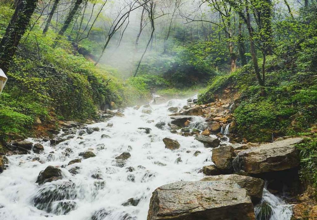 نمای زیبایی از آبشار آب پری